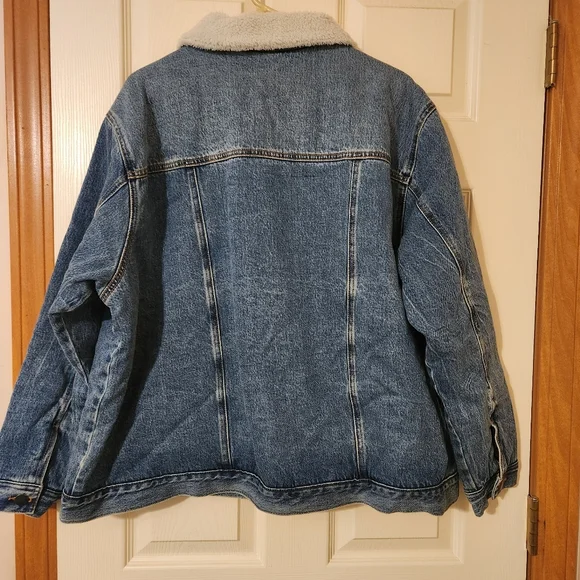 Torrid NWT Size 2X (18-20) Sherpa Lined Denim Trucker Jacket From 2025  $130MSRP - Picture 5 of 9